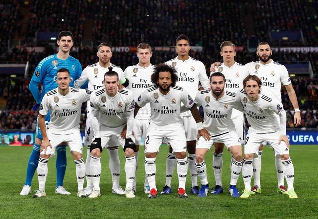 沙漠之鹰！贝林厄姆社媒晒沙特度假之行与雄鹰合影（贝林厄姆沙特度假：社媒晒与雄鹰同框，尽享沙漠风情）