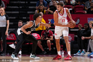 欧文快攻压哨上篮，全场沸腾（欧文压哨快攻上篮，引爆全场）