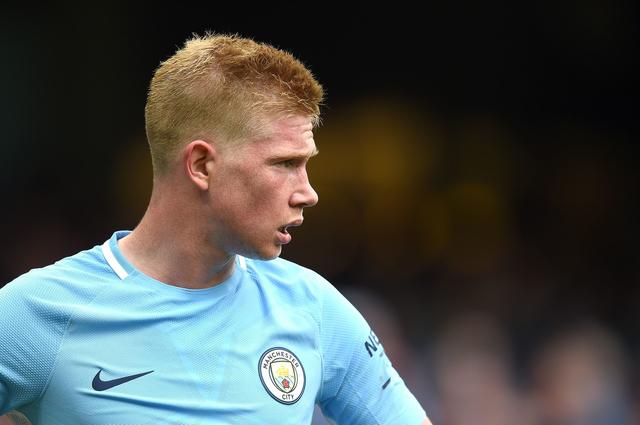 塞内加尔vs博茨瓦纳比赛中，一位球迷身着棱镜装、戴面具观战（塞内加尔战博茨瓦纳：一名球迷穿棱镜装戴面具现身看台）